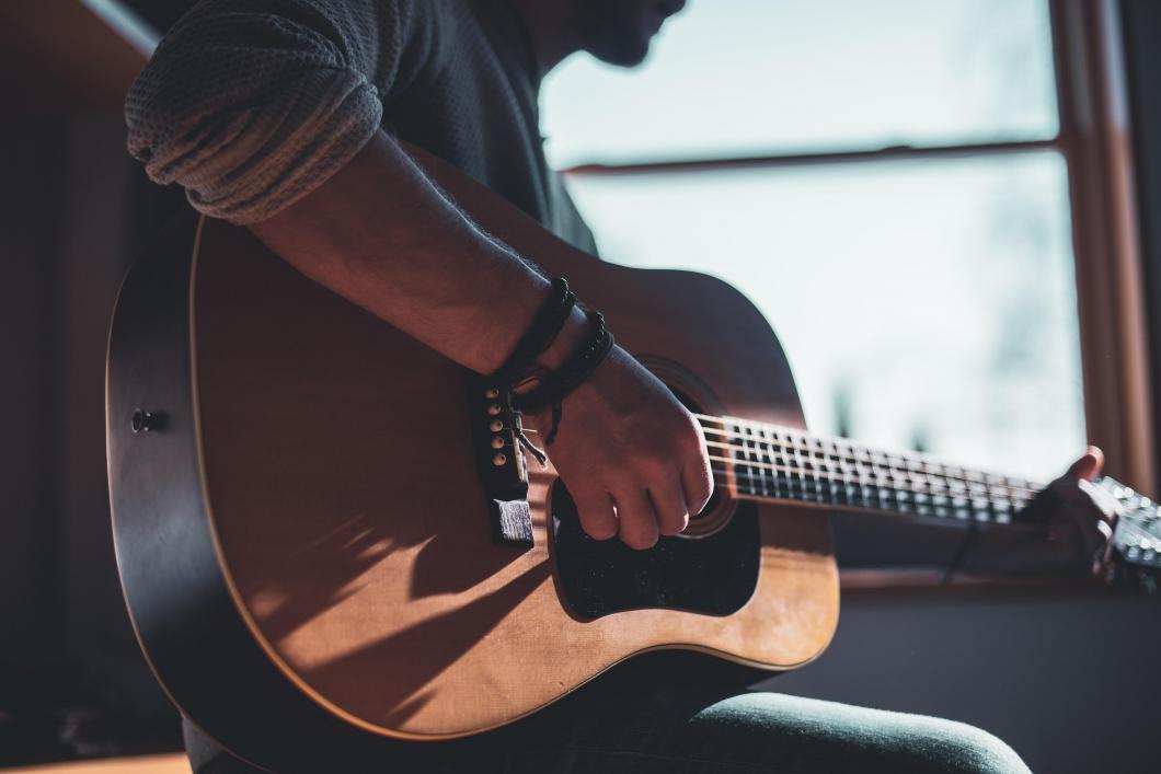 Hur Stämmer Man En Gitarr