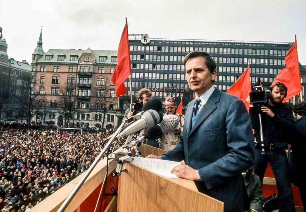 Olof Palme håller förstamajtal inför stor publik på Sergels Torg i Stockholm.